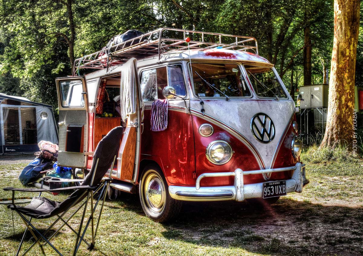 camping-platz-vw-bus-ausbau-reisen-urlaub-natur-wiese-magazin