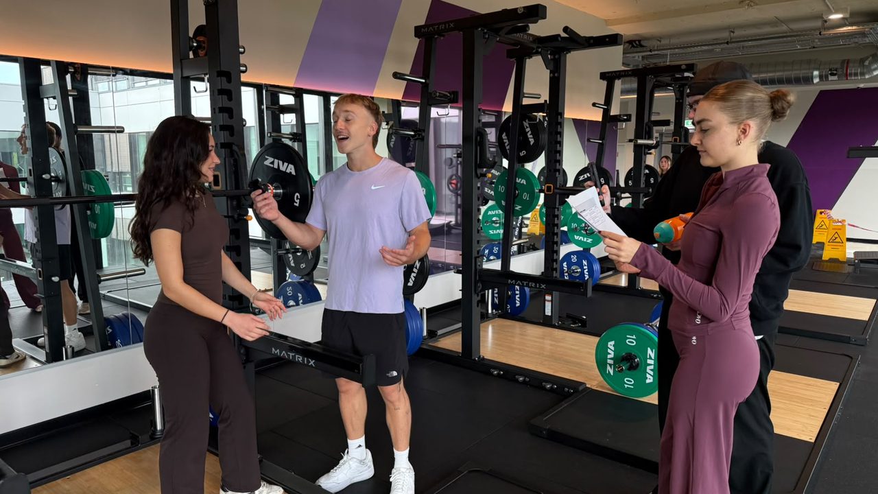 Kamera-Setup bei einem Video-Dreh im Fitnessstudio fuer TikTok und Instagram Content